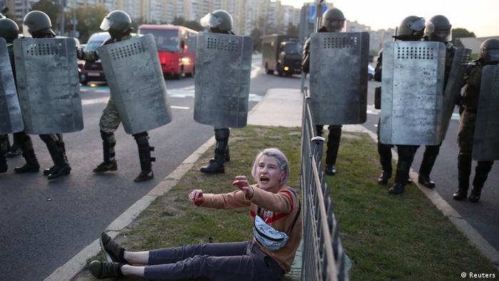 Демократичний демонстрант протистоїть силам безпеки Лукашенко в Білорусі у вересні 2020 року