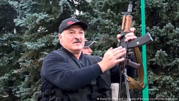 Білоруський лідер Олександр Лукашенко тримає автомат Калашникова на відео, яке досі розповсюджується державним телебаченням.