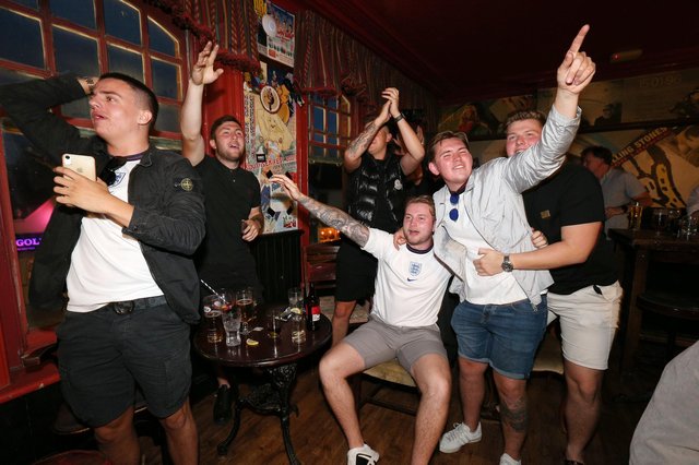 Повні робочі дні.  Вболівальники дивляться матч чвертьфіналу Євро-2020 між Англією та Україною в пабі The Kings Pub, Альберт-Роуд, Саутсі.  Фото: Кріс Морхаус (jpns 030721-22)
