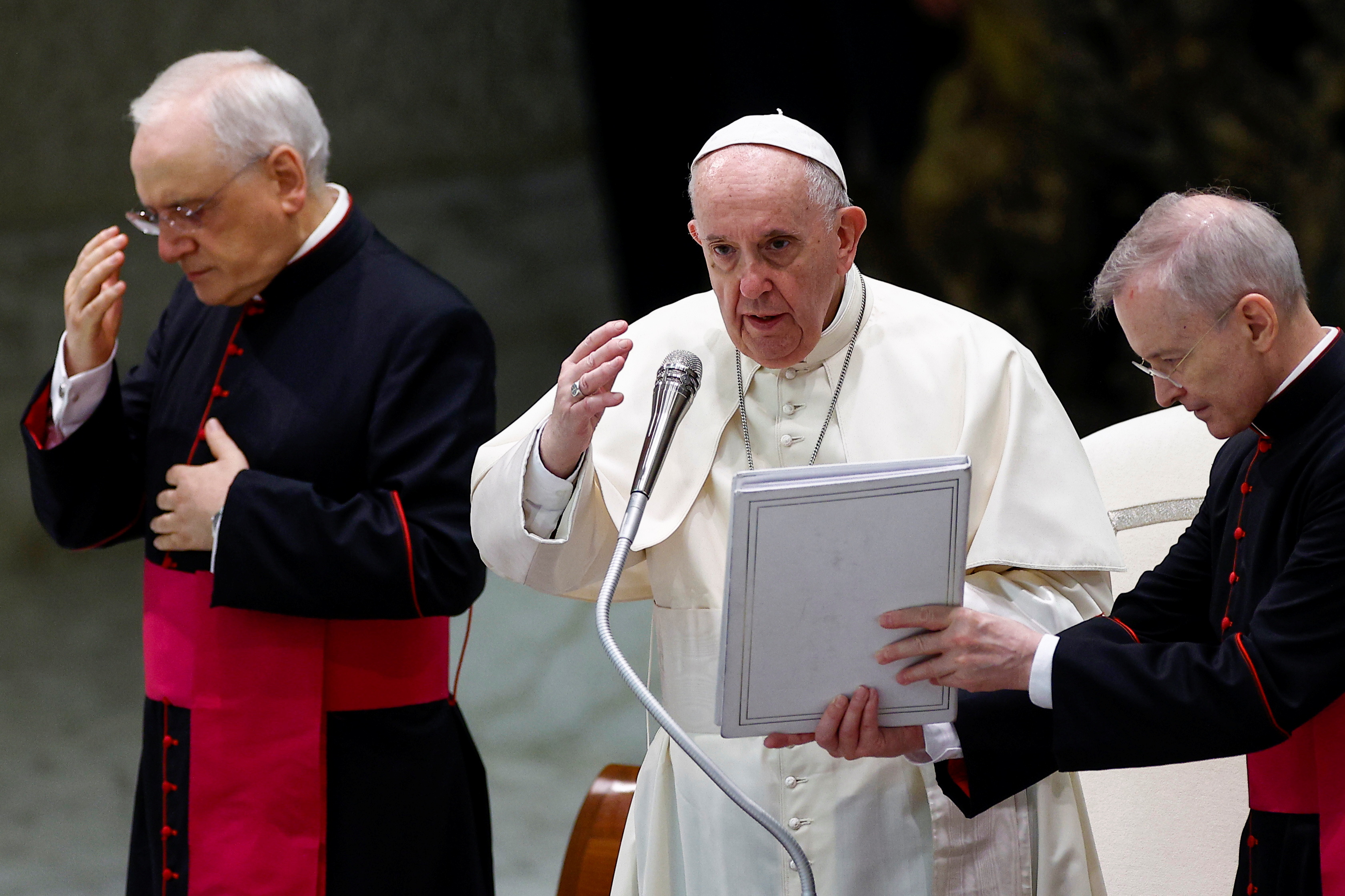Папа Франциск приймає щотижневу аудієнцію в залі Павла VI у Ватикані, 18 серпня 2021 р. REUTERS/Гульєльмо Мангіапан