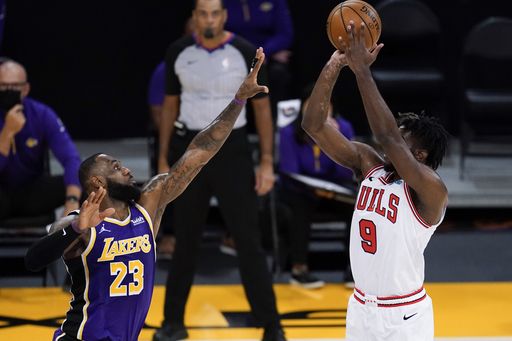 LeBron gets 28, the Lakers beat the Bulls 117-115 without Davis