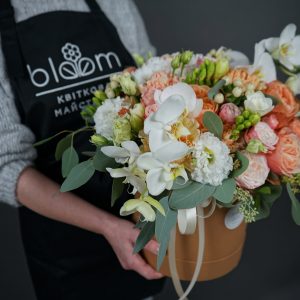 Доставка квітів Bloom.ua пропонує відправити букети працівникам та колегам  Київська пошта