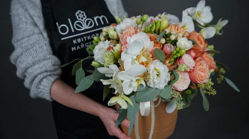 Доставка квітів Bloom.ua пропонує відправити букети працівникам та колегам  Київська пошта