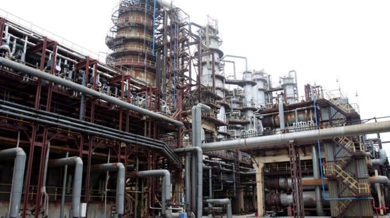 Російські енергетичні компанії припинили постачання нафти на НПЗ "Нефтан" у Білорусі через санкції США