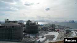 ФАЙЛ - Фотографія норвезького СПГ -заводу Snoehvit LNG, що експлуатується компанією Statoil, на острові Мелкоєя поблизу Хаммерфесту 22 квітня 2013 року.