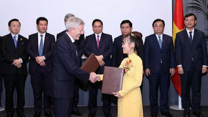 Нгуєн Тхі Фонг Тао і директор коледжу Лінакр Нік Браун підписали Меморандум про взаєморозуміння 31 жовтня.