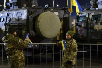 Двоє українських військових позують для фото після параду з нагоди Дня Збройних сил України в центрі Краматорська.