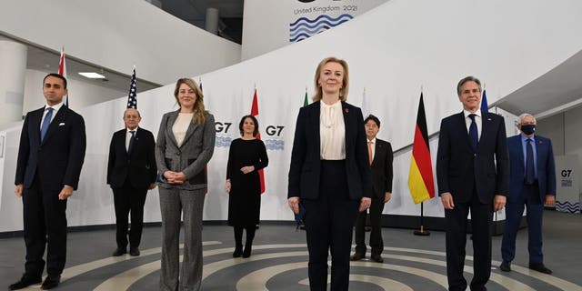 ЛІВЕРПУЛЬ, АНГЛІЯ - 11 ГРУДНЯ: (зліва направо) міністри закордонних справ G7 позують для групового фото перед двосторонніми переговорами на зустрічі міністрів закордонних справ і розвитку G7 