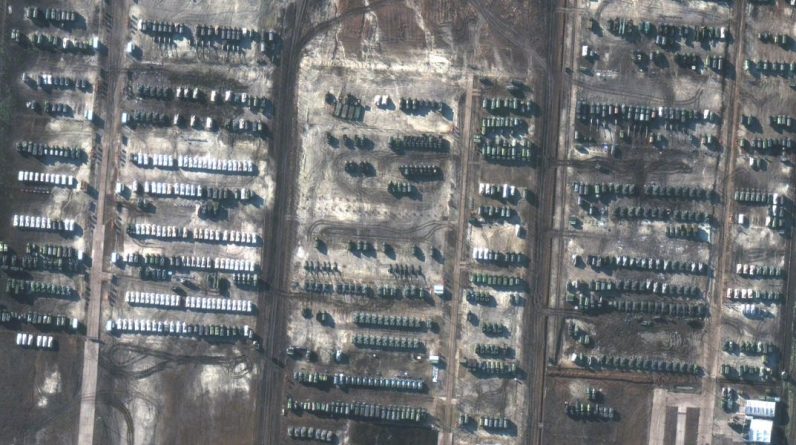 На супутникових знімках видно російське військове підкріплення вздовж українського кордону