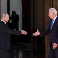 Президент США Джо Байден вітає президента Росії Володимира Путіна перед зустріччю в Женеві 16 червня |  Даг Міллс / The New York Times