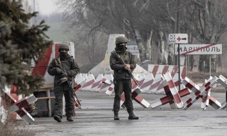 Українські воїни на блокпосту біля лінії розмежування.