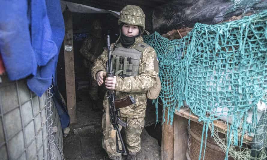 Український солдат в траншеї в Маріуполі Донецької області.