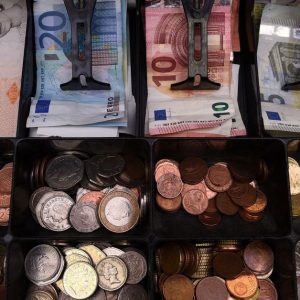 Євро впав з найнижчого рівня за 22 місяці через посилення кризи в Україні