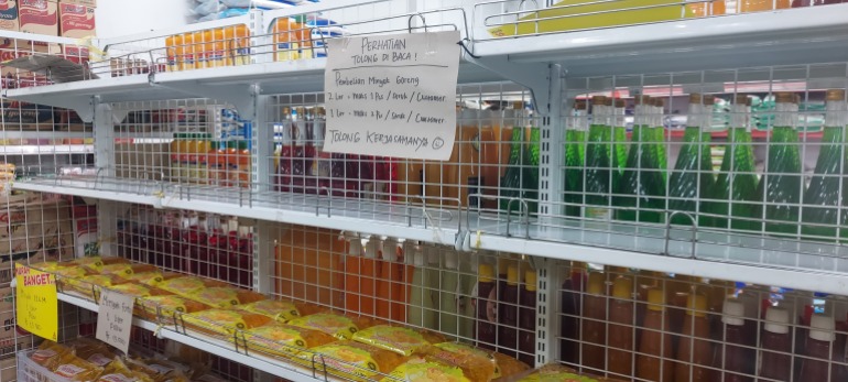Вхід в індонезійський магазин обмежує покупки кулінарної олії 