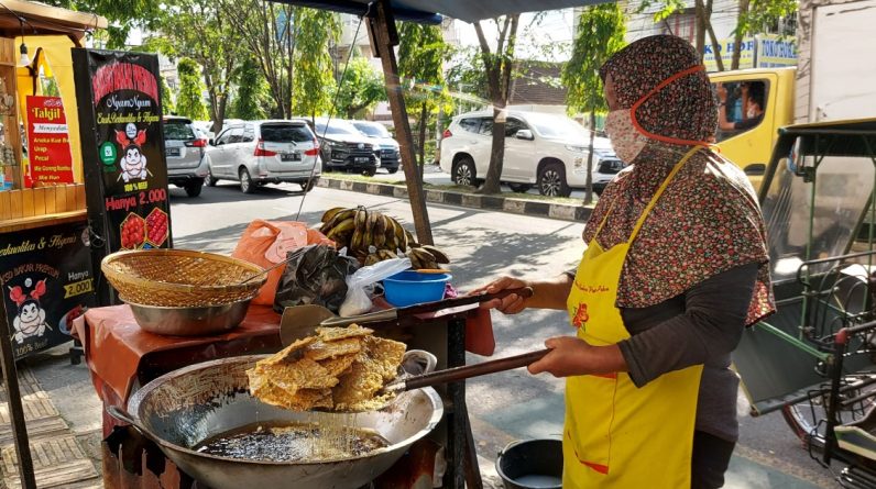 Подалі від України бідні Індонезії стикаються з кризою кулінарної олії |  Бізнес і Економіка