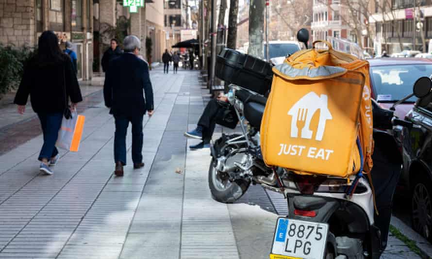 Кур’єр мотоцикла від компанії Just Eat з онлайн-замовлення та доставки їжі в Іспанії.