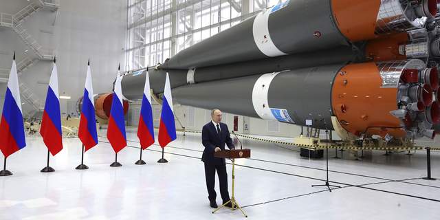 Президент Росії Володимир Путін виступає з промовою на ракетно-складальному заводі під час візиту на космічний корабель «Східний» під містом Ціолковський у вівторок. 