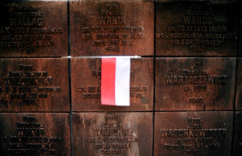 Польський прапор на стіні з вигравіруваними іменами польських офіцерів меморіального комплексу різанини 1940 року в Катині. 
