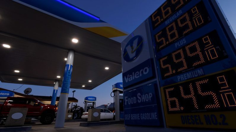 Ф'ючерси на бензин в США впали до рівня до вторгнення в Україну