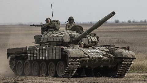 Український танк під час продовження бойових дій Збройних сил України на передовій у Херсонській області, 9 листопада 2022 року.